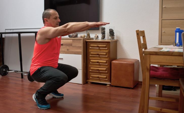 フルスクワットで踵が浮いている男性