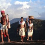 高地を歩く部族の大人