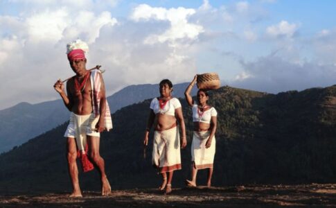 高地を歩く部族の大人