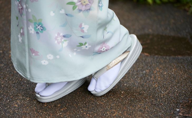 草履を履いている和服を着た女性の足元