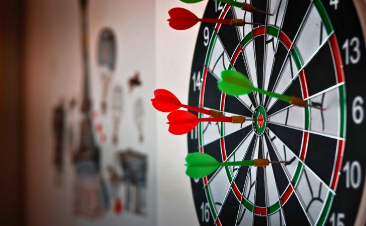 ダーツの的と矢