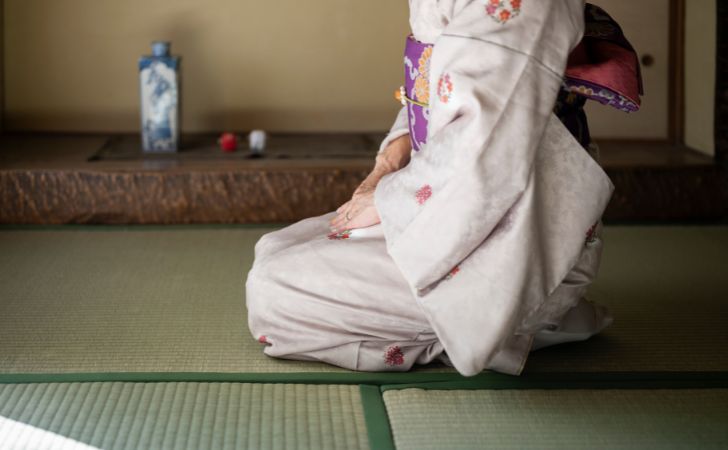 和室で和服を着て正座をしている女性