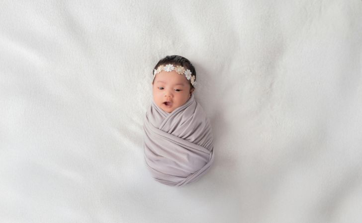 おくるみに包まれた赤ちゃん