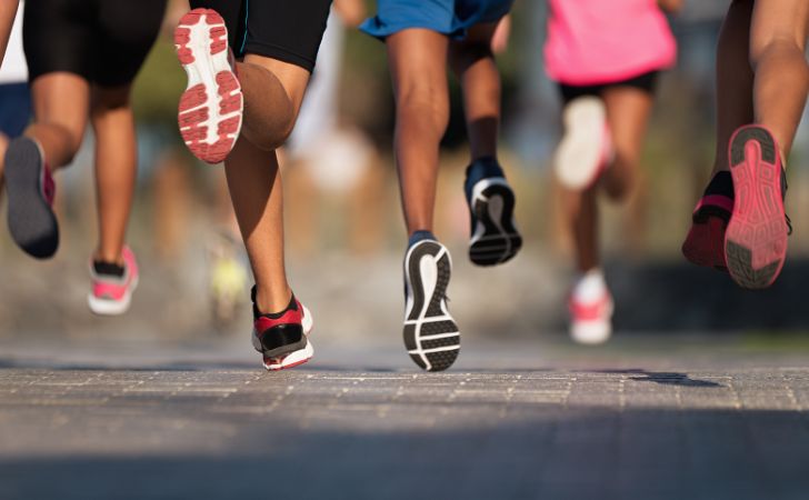 走っている人々の足元