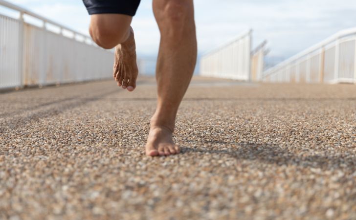 裸足で走る男性の足元