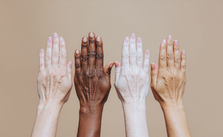 さまざまな人種(肌の色)の人の手